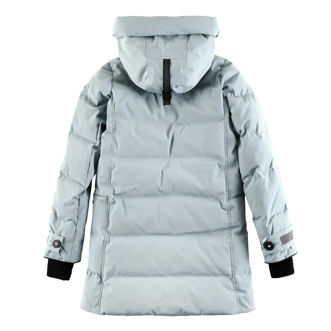 P880 High-end CANADA. GOOSE/Canada Goose Merritt mid-length women's parka down jacket. The top original replica version refers to the highest version in China (there is no one). The products produced by S factory must be high-quality (feel free to compare, if there are better products than mine, you can buy the clothes for free) 1⃣️Top replica: Made of 18-count polyester-cotton blended fabric imported from South Korea (genuine synchronous fabric), national standard 90 Guangdong Inspection white duck down, top original goose analysis We use custom-dyed embroidery thread to truly achieve a 100% reproduction of the trademark, ensuring that the embroidery thread is exactly the same as ZP, with zero color difference and full map letters, and 100% true to version reproduction! (We can guarantee that no one in our industry is more attentive and professional than us!) Analysis 3 (fabric): As we all know, the Canada Goose ZP fabric in previous years was a 21-count polyester-cotton washed, calendered and brushed fabric that was relatively hard. Last year and this year, dozens of authentic products purchased were all made of 18-count pure cotton fabrics, and we finally decided to use 18-count polyester cotton! (ZP synchronized fabric) Analysis 4 (Accessories): Domestic exclusive version of Velcro, one to one Y-shaped double hook original Velcro, YKK zipper, exclusive original workmanship of washed threaded down jacket!